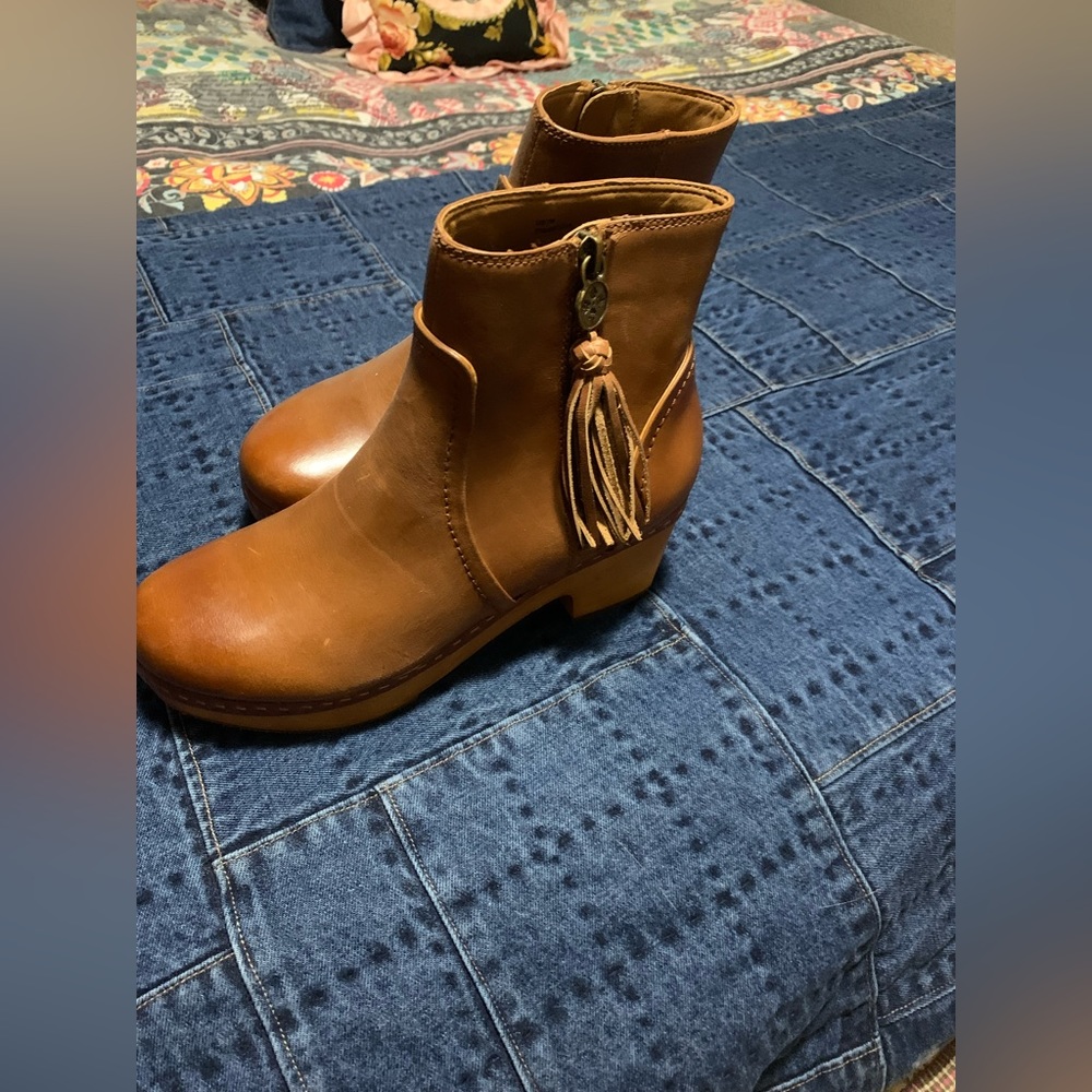 Patricia Nash brown clog boots
